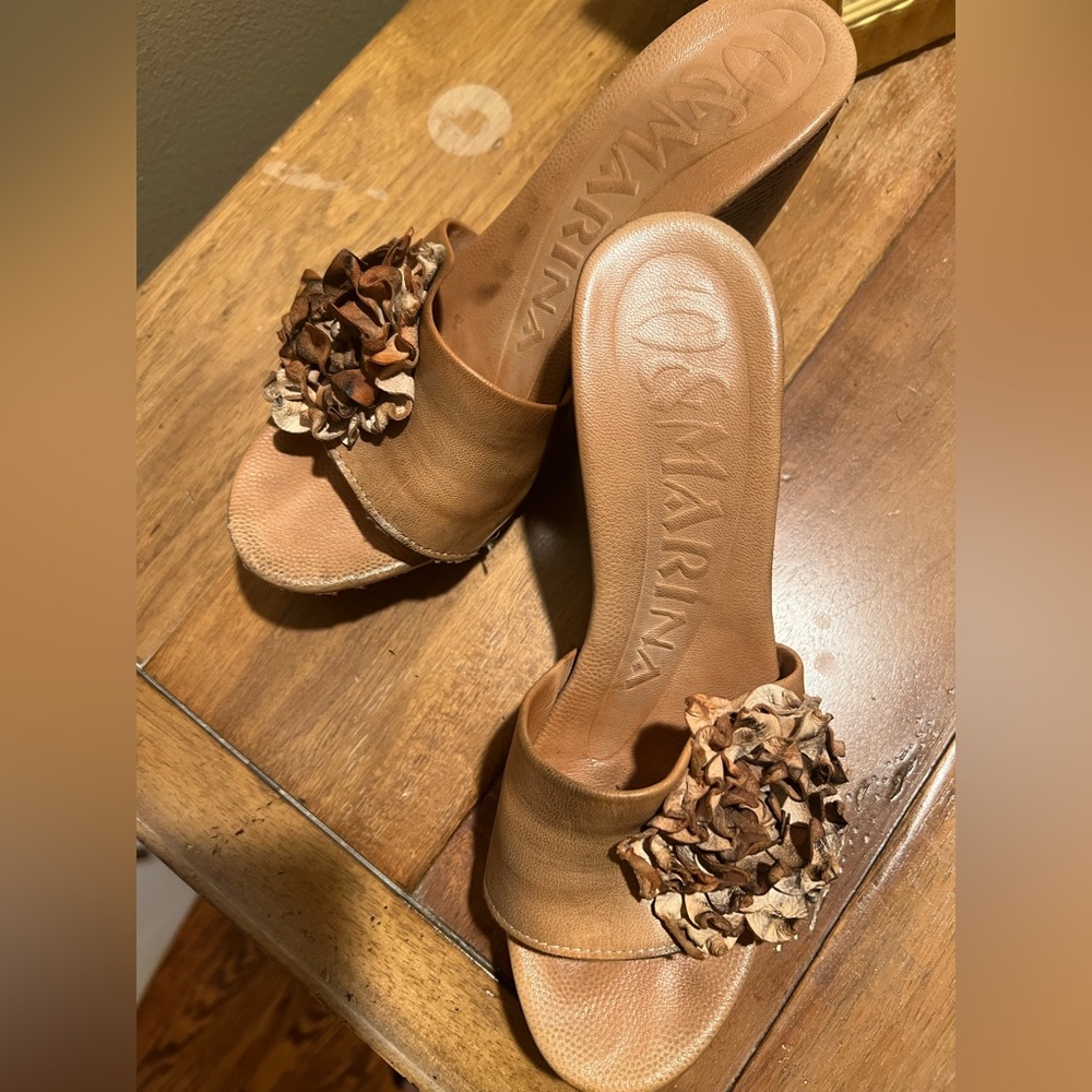 Italian backless comfortable leather clog in tan. Size 40. Used only once.